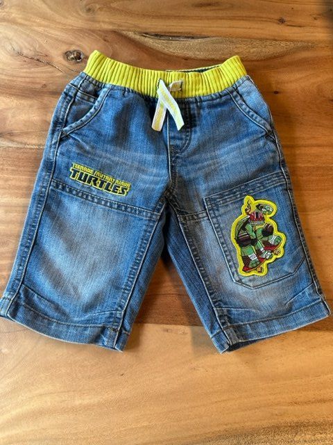 Pantalons: Kurze Hose Grösse 104 – D'occasion à Lömmenschwil par classico01
