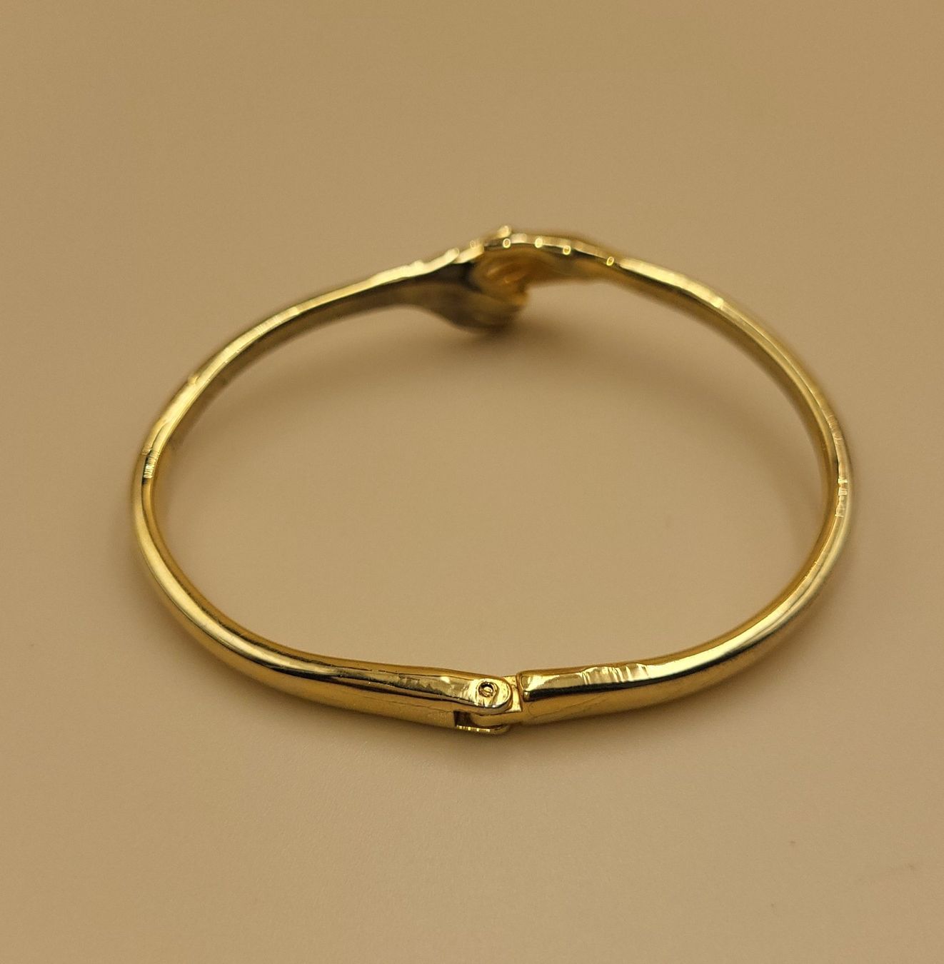 Armbänder & -reifen: Goldene Armreif mit Händchen - Symbol der Freundschaft – Gebraucht aus Wald ZH von SwissPawnshop 4