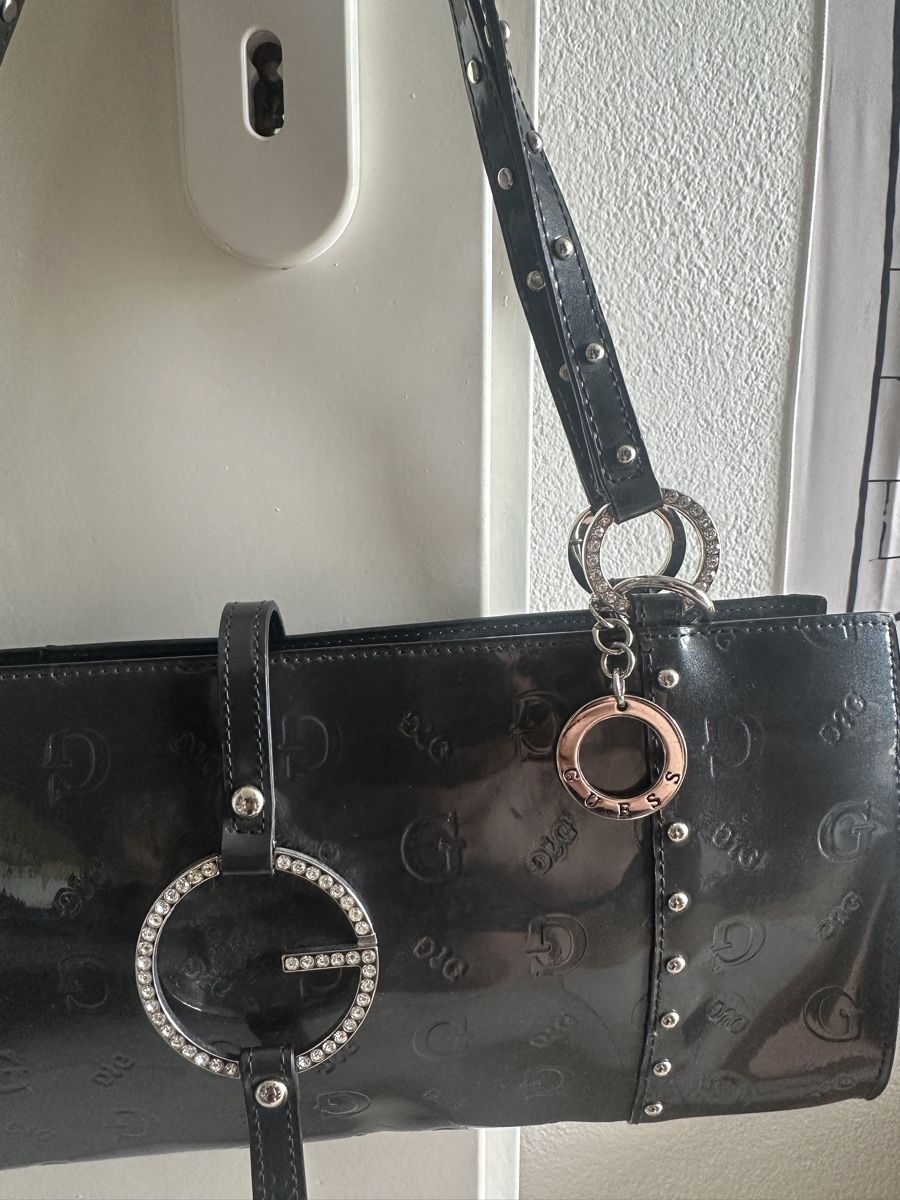 Guess Borse da donna: VINTAGE Y2K GUESS LACQUER CHIC SHOULDER BAG – Usato da Zofingen venduto da JumpInVintage 2