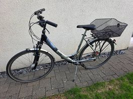 Damenvelo in technisch gutem Zustand.