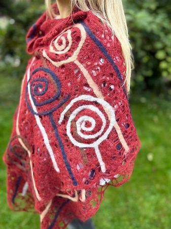 Rotbrauner Mohairschal mit Spiralmotiven