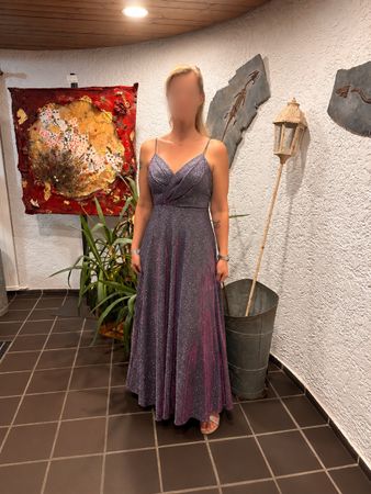 Abendkleid glitzernd lila in neuwertigem Zustand
