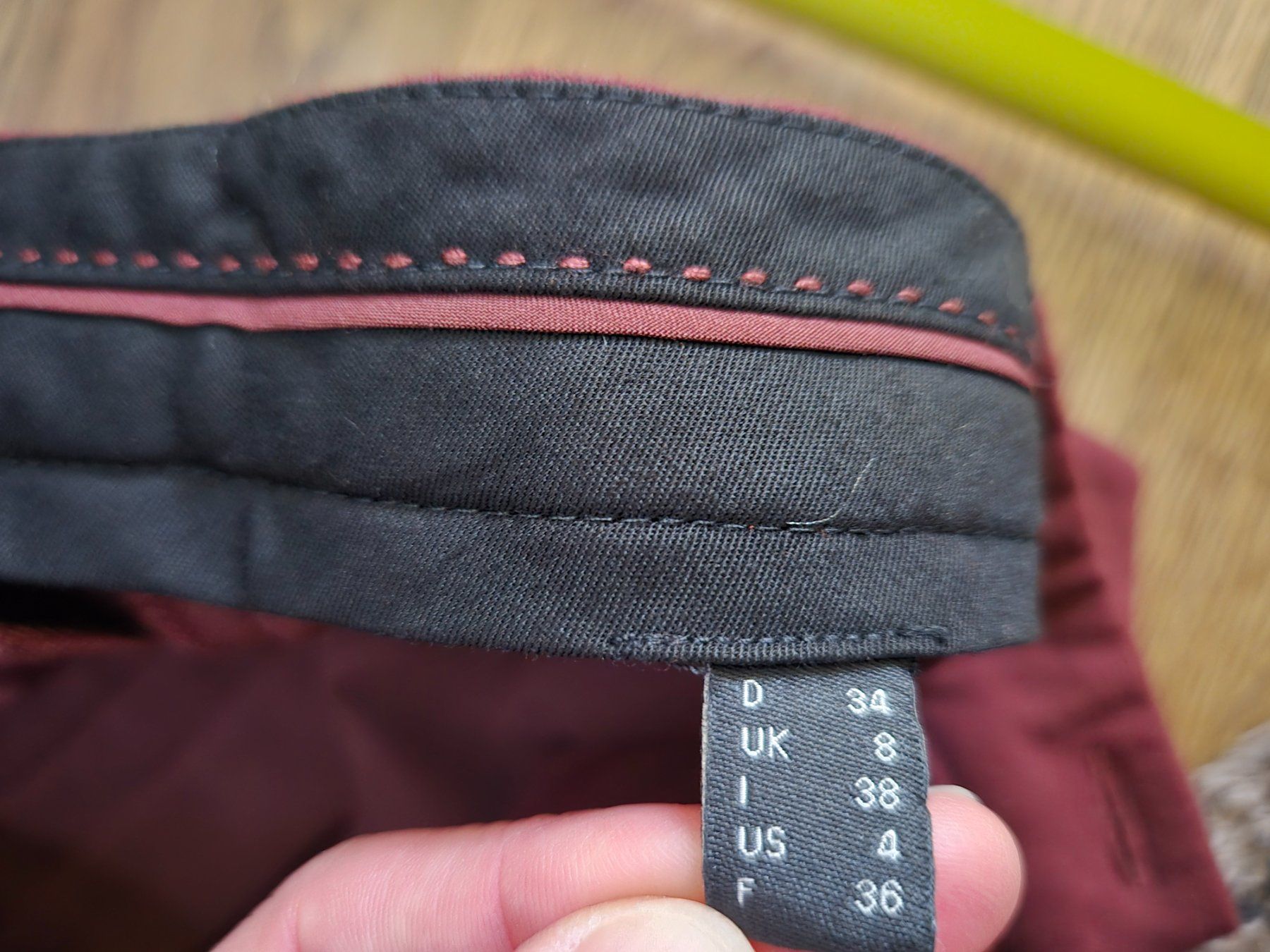 Esprit Pantaloni: Burgundi Esprit trousers size 34/36 – Usato da Zürich venduto da monadiederich 2