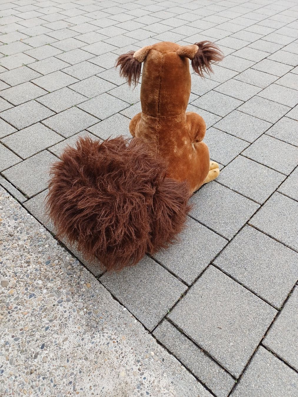 Giocattoli: Grosses Plüsch Eichhörnchen mit Eichel, ca. 55 cm, gebraucht – Usato da Zuckenriet venduto da Res. 2