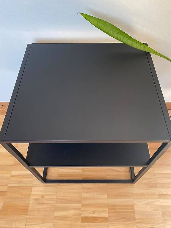 Comodini: Black metal bedside table with shelf – Nuovo e nell'imballaggio originale da Nyon venduto da ako_k6ln 2