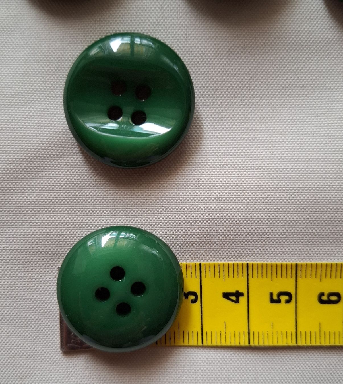 Knöpfe: 5 Waldgrüne Knöpfe, 26 mm. – Gebraucht aus Dietikon von Hirschkopf 1