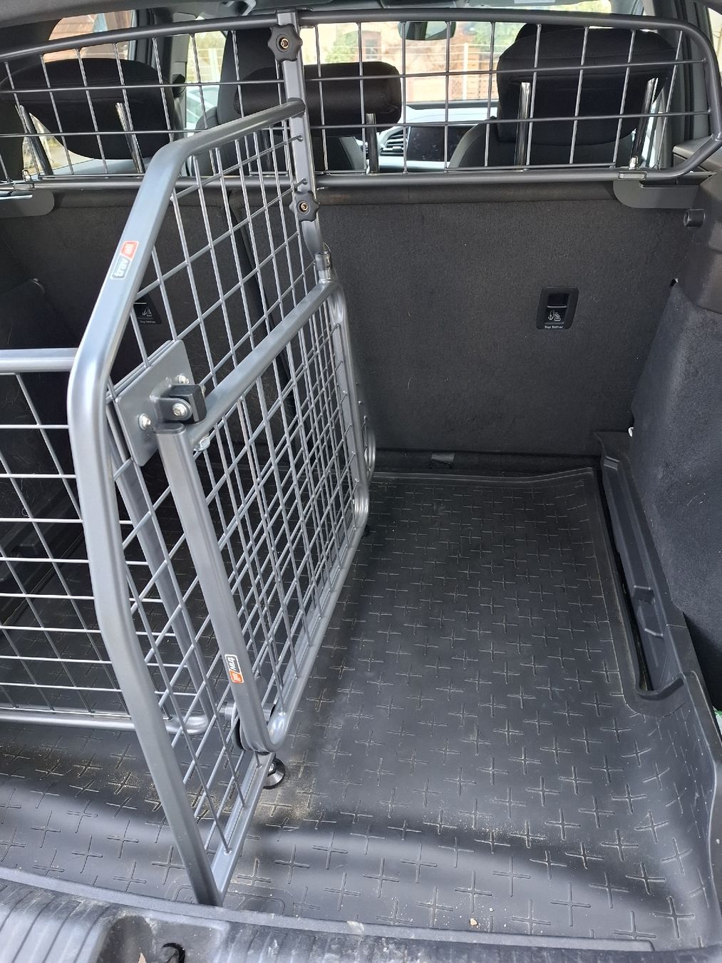 Gabbie, trasporto & Sicurezza: Hundegitter Audi Q4 e-tron – Usato da Attiswil venduto da Tantan14 3
