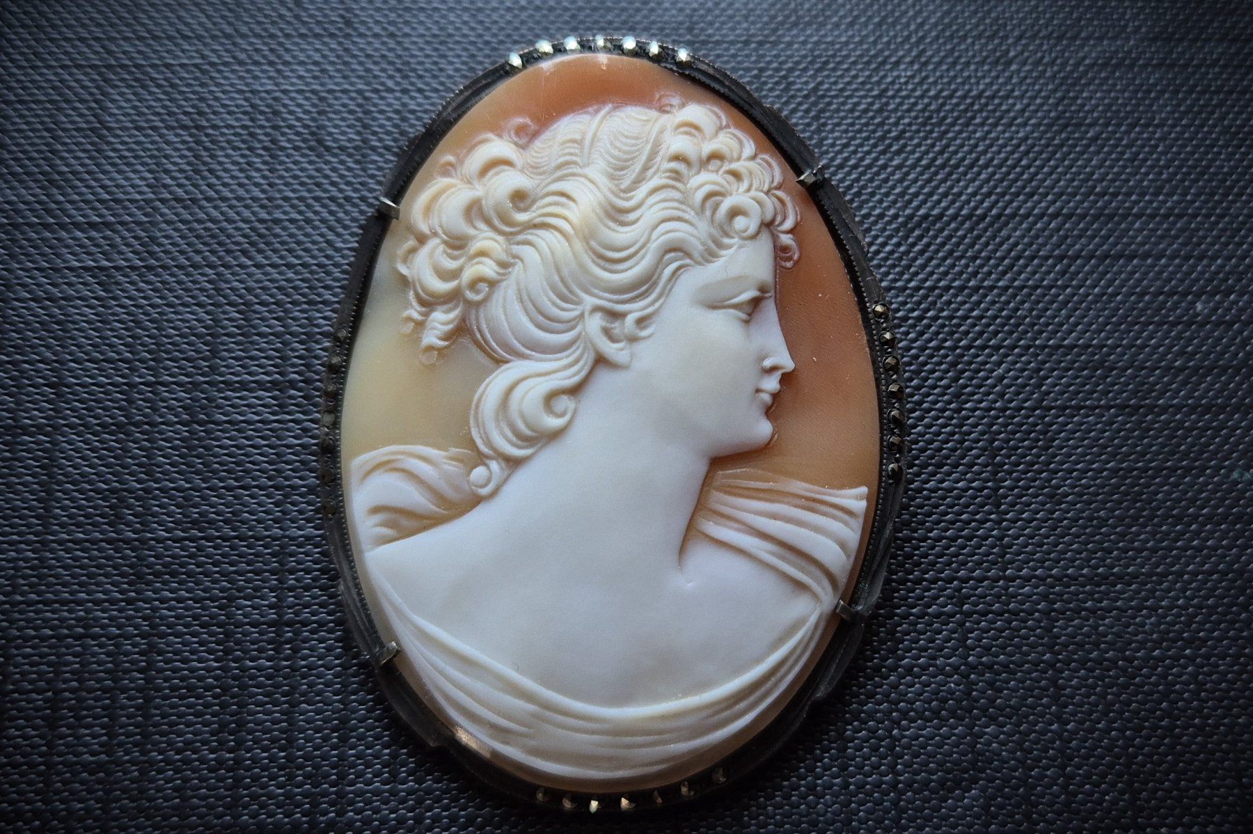 Broches & Aiguilles: Muschelkamee-Brosche Silber – D'occasion à Zürich par brinkosos