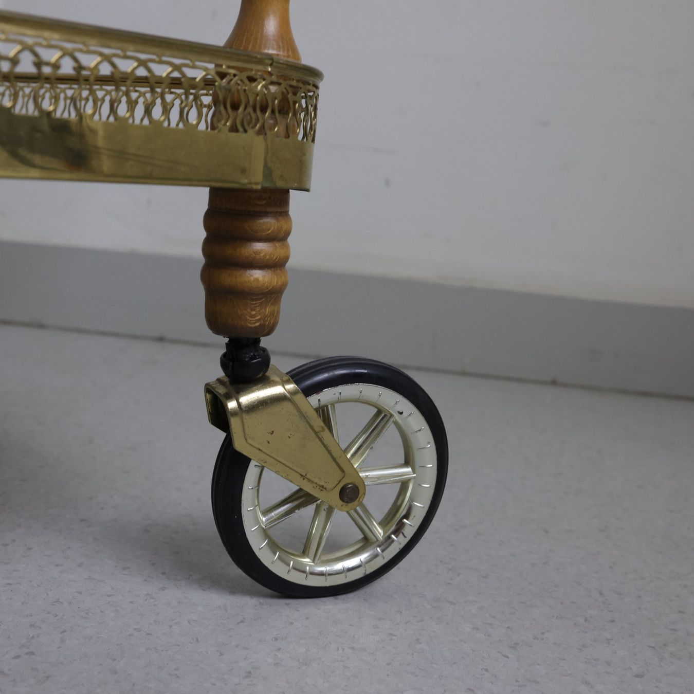 Carrelli di servizio: Vintage-Servierwagen aus Holz und Messing – Usato da Volketswil venduto da brockipfannenstil 6