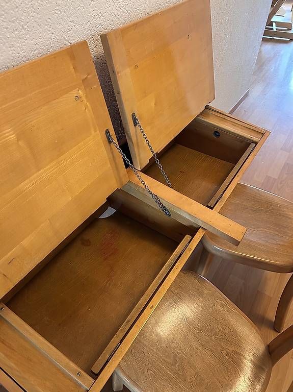 Scrivanie: Schulpult vintage mit passenden Stühlen – Usato da Bern venduto da sophienadine