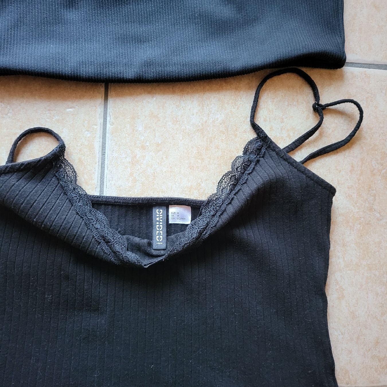 Top: 3 top taille M – Usato da Sion venduto da Oonathoo 2