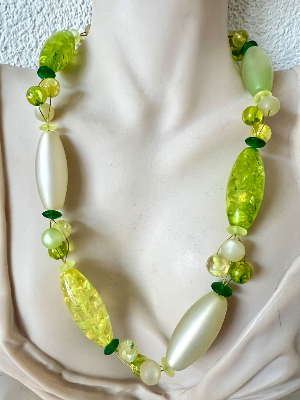Catenine: Lichtspiel Statement-Glaskette Limettengrün Weiss mit Perlen – Usato da Ruswil venduto da artbyhand 6