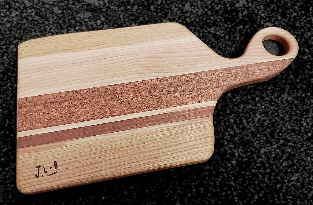 Articoli in legno: Planche à découper en bois massif avec poignée. – Usato da Cernier venduto da Dgege-L