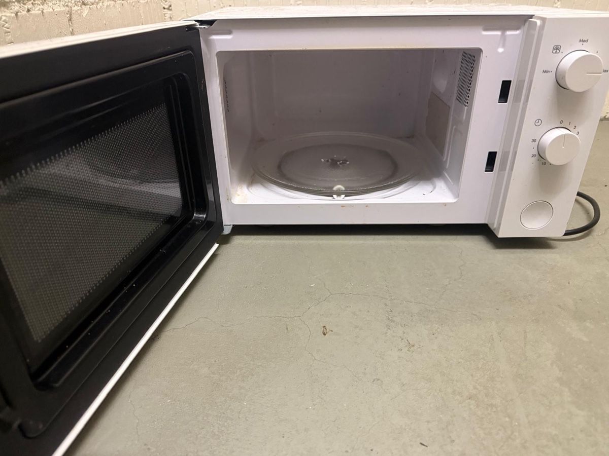 Elettrodomestici da cucina: White Microwave Oven – Usato da Moosseedorf venduto da ram_c65w 1