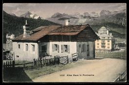 AK Pontresina, Straßenpartie mit altem Haus und Bergpanorama