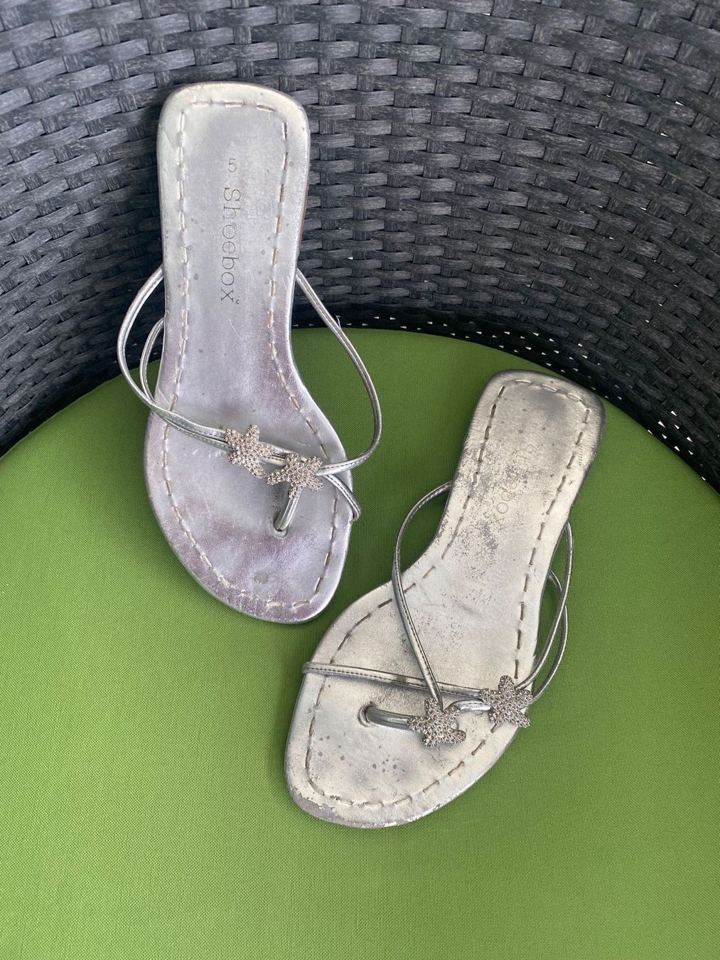 Damenschuhe: SUMMERTIME - tolle SHOEBOX Flip-Flops mit Décor, silber, 38 – Gebraucht aus Winkel von ferrari2022 3