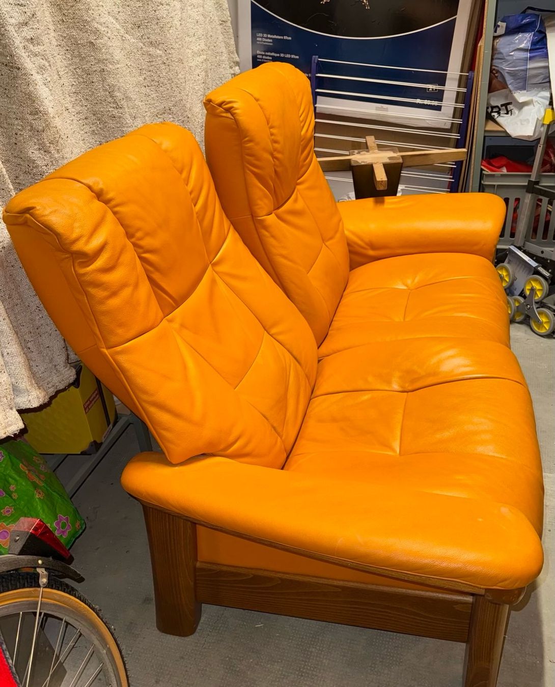 Stressless Divani: Canapé Stressless 2 places, cuir orange – Usato da Morges venduto da golann