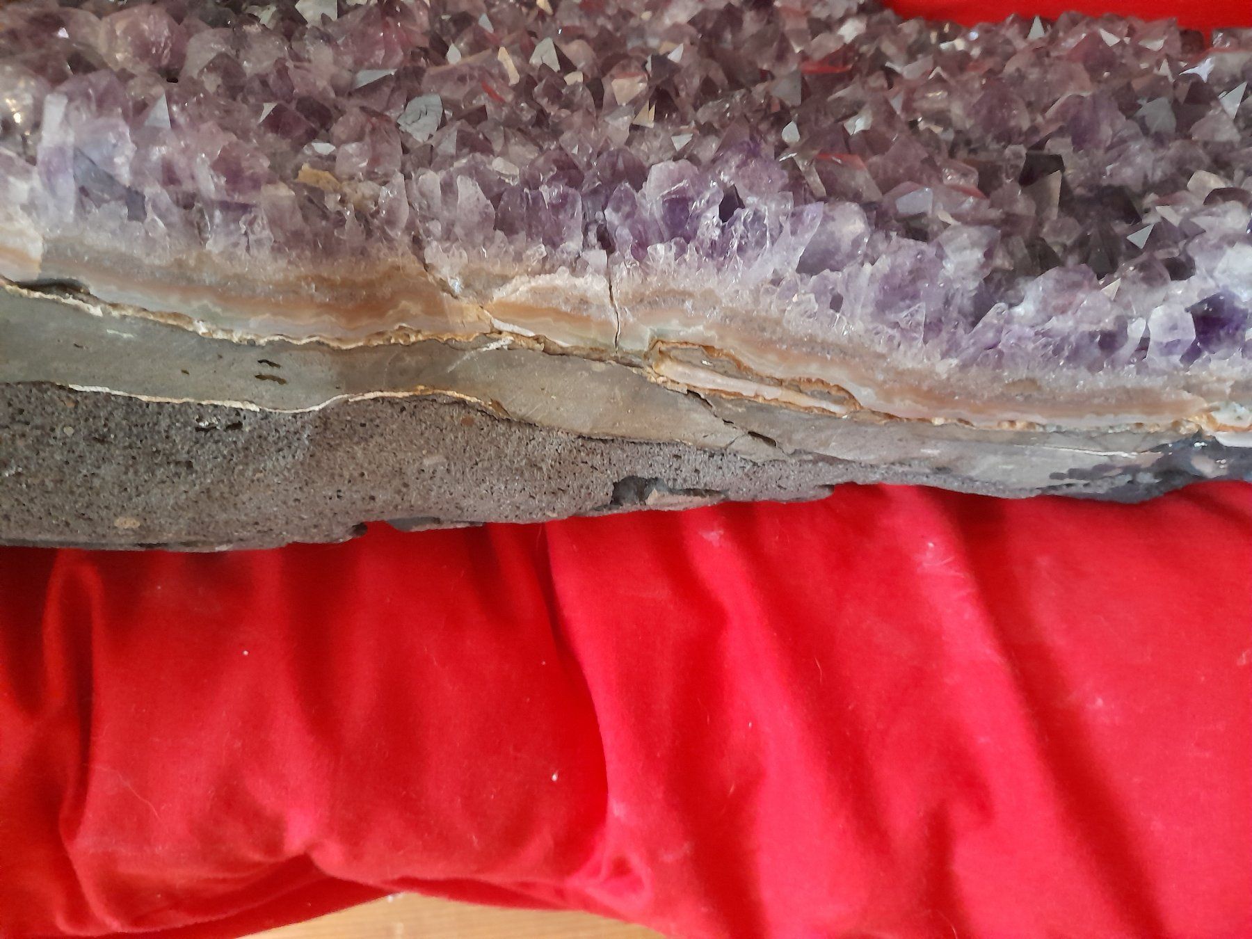 Pietre preziose: Amethystdruse 41 cm lang dunkler Amethyst – Usato da Leuggelbach venduto da schmetterlings-fee 2