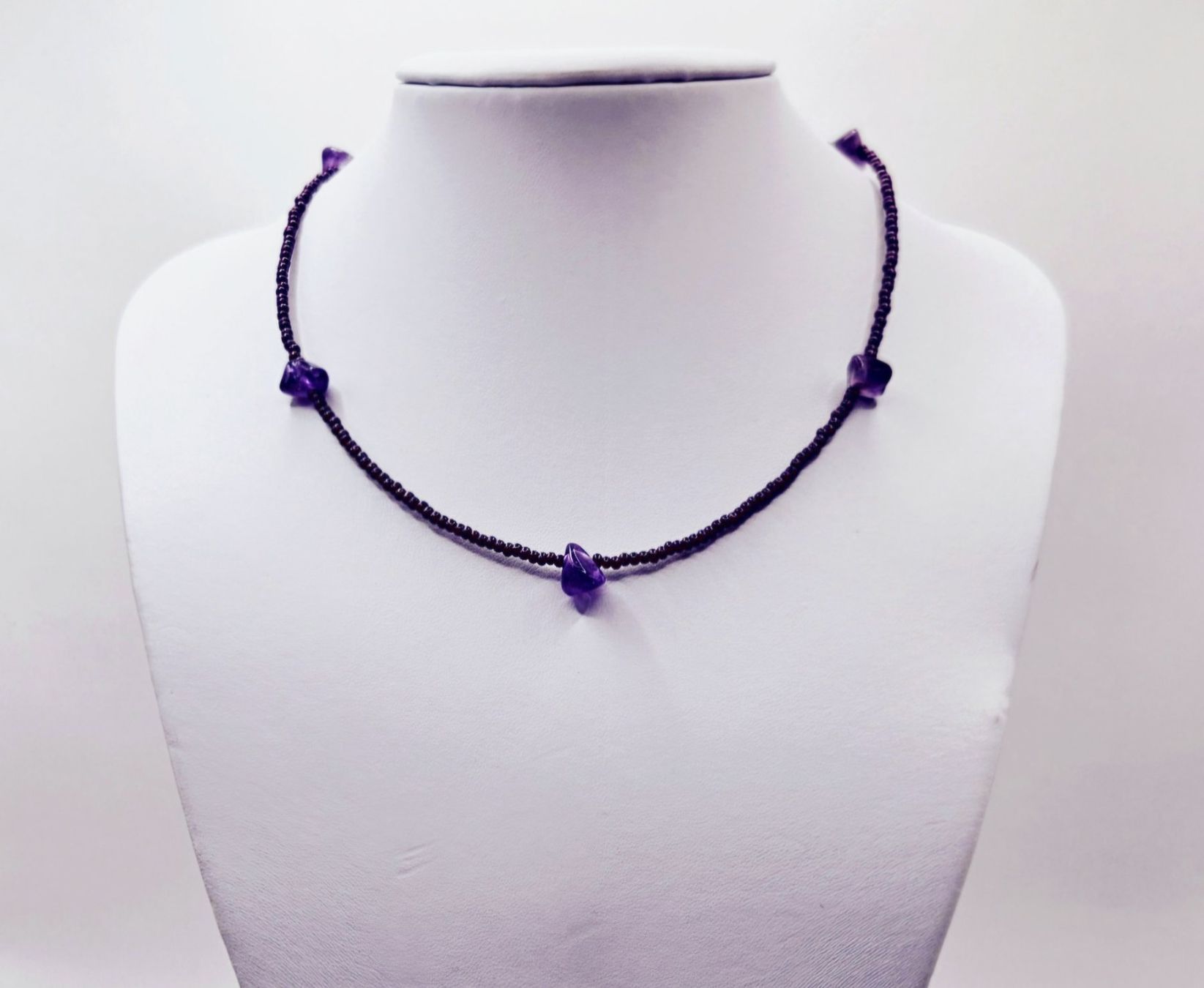 Ketten: Damenhalskette mit Amethyst-Steinen Lila/Violet – Neu und originalverpackt aus Thalwil von Seasons-Schmuck 1