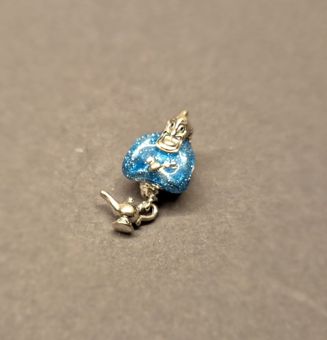 Anhänger: Silber Charm Dschinni Disney +Garantie – Neu (gemäss Beschreibung) aus Rotkreuz von Carbone_Bijou-Shop