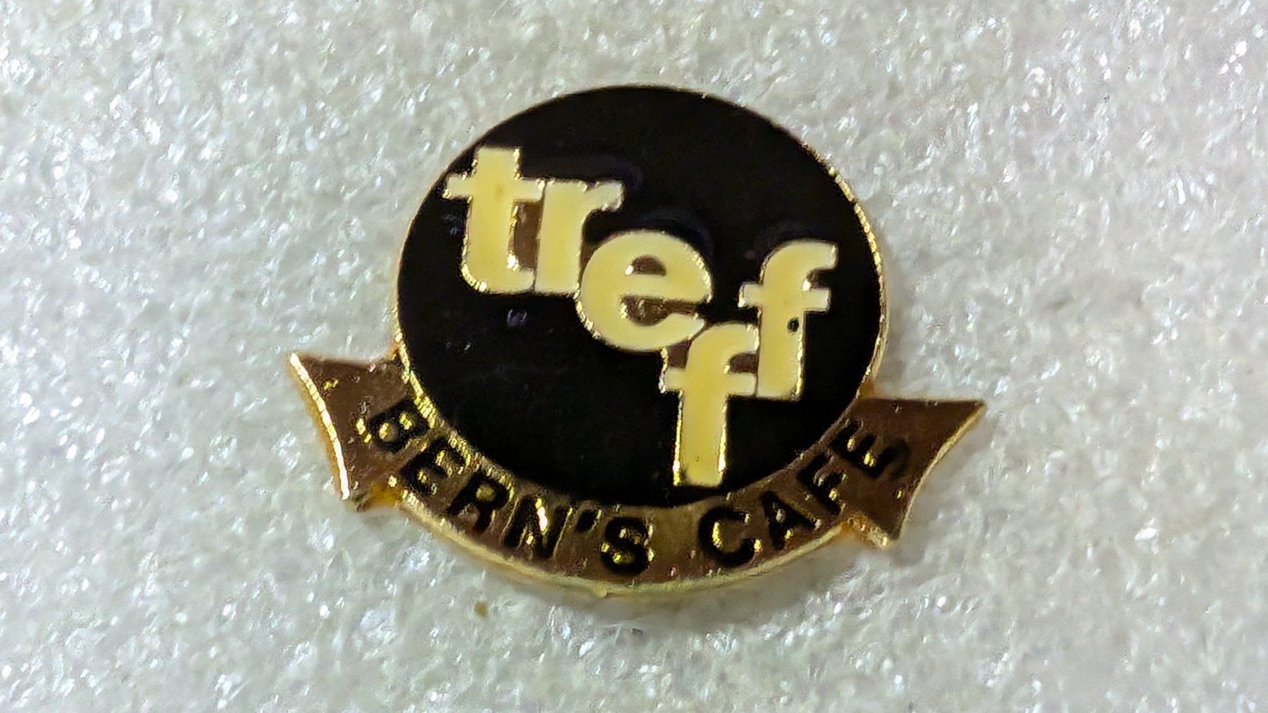 Placchette & Badge: Ansteckpin 169: treff - Bern's Cafe – Usato da Oppligen venduto da Pin-Fall-Shop