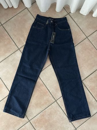  Neue dunkelblaue Basic-Jeans im Baggy-Schnitt 