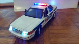 Modellauto Polizei USA 1/18, realist. Licht/Sound Effekte -6