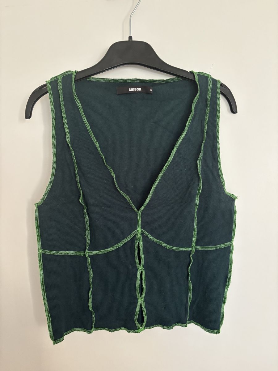 Top: Crop Top von Bik Bok Grösse M – Nuovo (secondo la descrizione) da Brugg AG venduto da ann_stf7