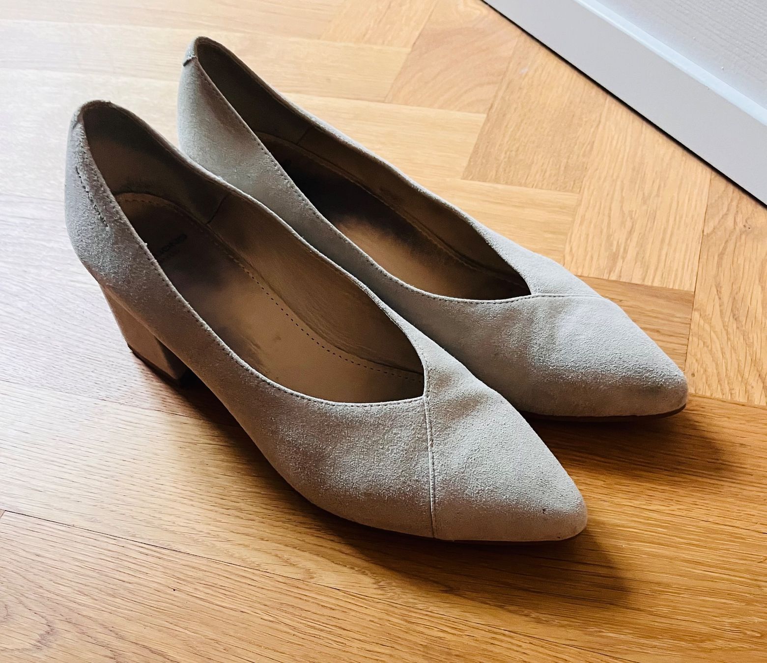 Scarpe da donna: Beige Pumps aus Wildleder, Grösse 38 – Usato da Basel venduto da oli_hpw7