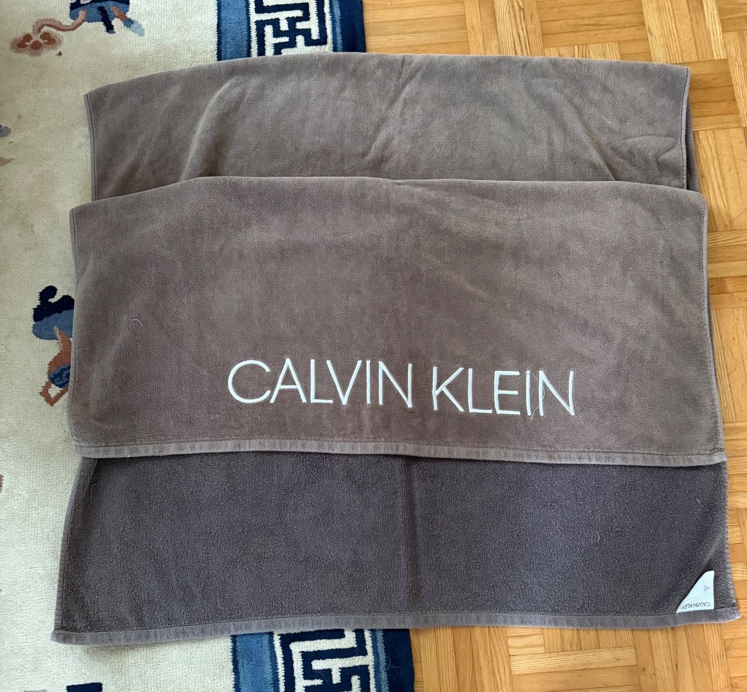 Calvin Klein Teli da bagno: 2 x Calvin Klein Badetuecher, Grau – Usato da bioggio venduto da lenny023 1