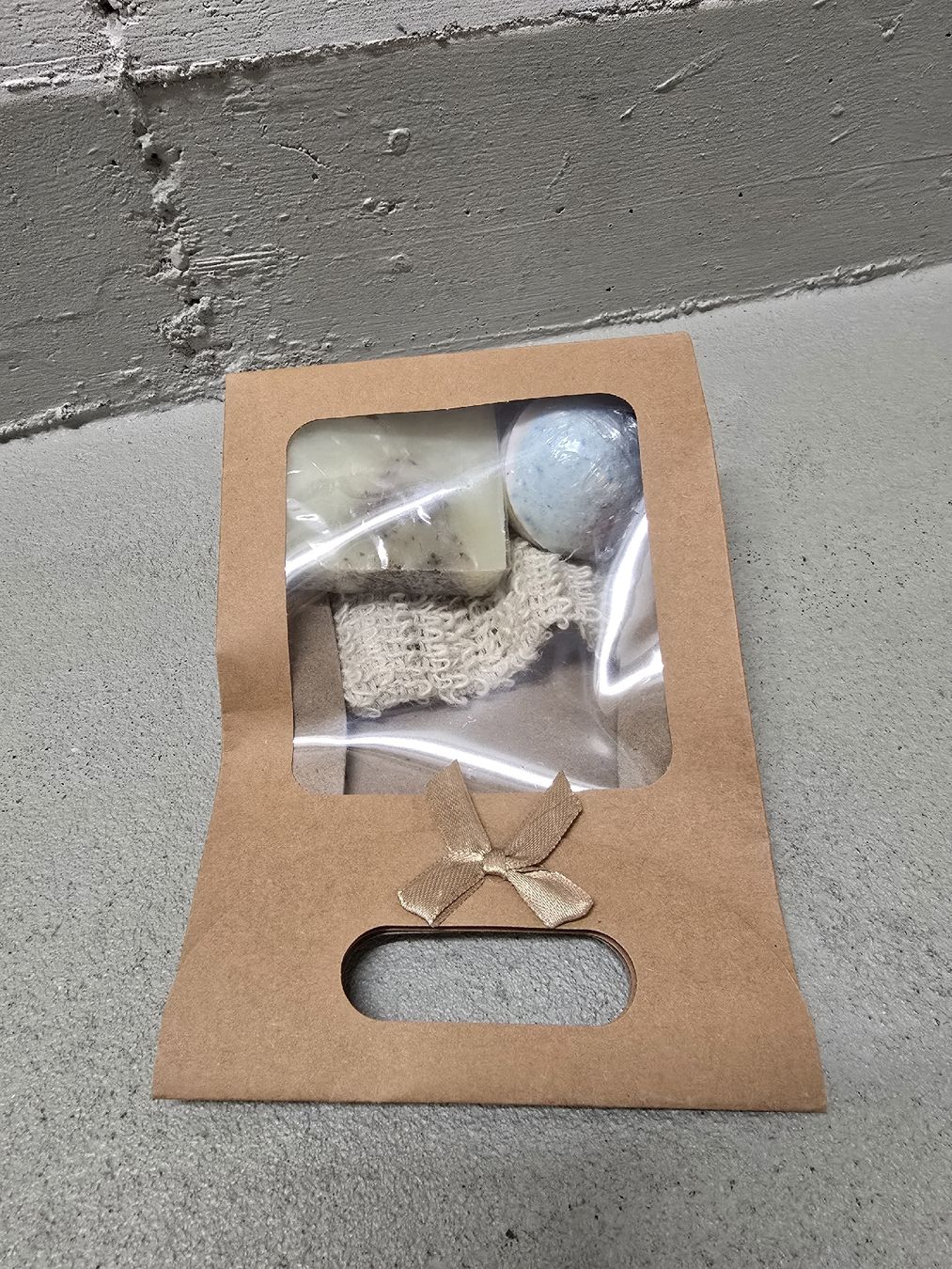 Doccia: Bath Gift Set Soap Bath Bomb Sponge New Condition – Nuovo (secondo la descrizione) da Zürich venduto da Jackiieee88