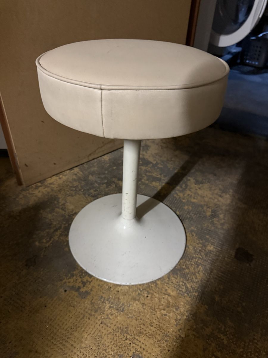 Sgabelli: 2er Set Vintage hocker / chauchhocker, Creme -Top! – Usato da BASEL venduto da zum_schneugge 2