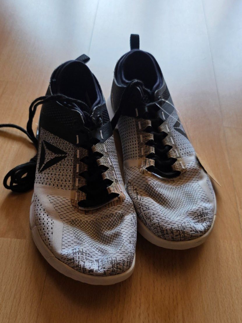 Chaussures femmes: Reebok Trainingsschuhe, Grösse 37 – D'occasion à Niederbipp par Tamara15101995
