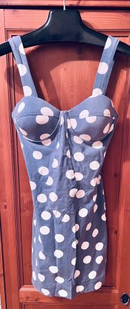 Eng anliegendes Kleid hellblau mit weissen Punkten
