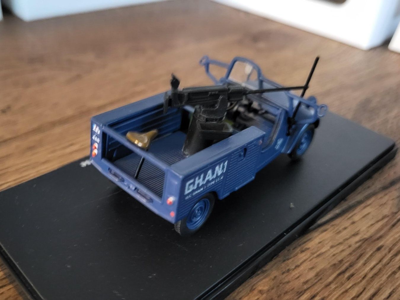 Modellini d'auto: Citroën 2CV Jules à mitrailleuse 1:43, Auto Plus – Usato da Rothrist venduto da Juana5 3