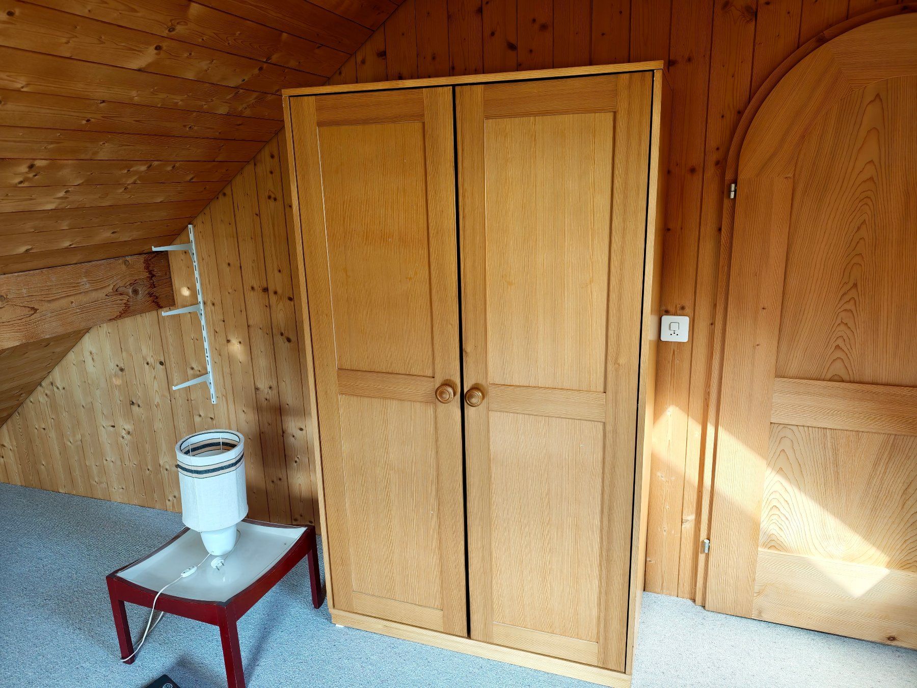 Schränke: Stabiler Kleiderschrank, echtes Holz – Gebraucht aus Winterthur von Jeremiasschawalder