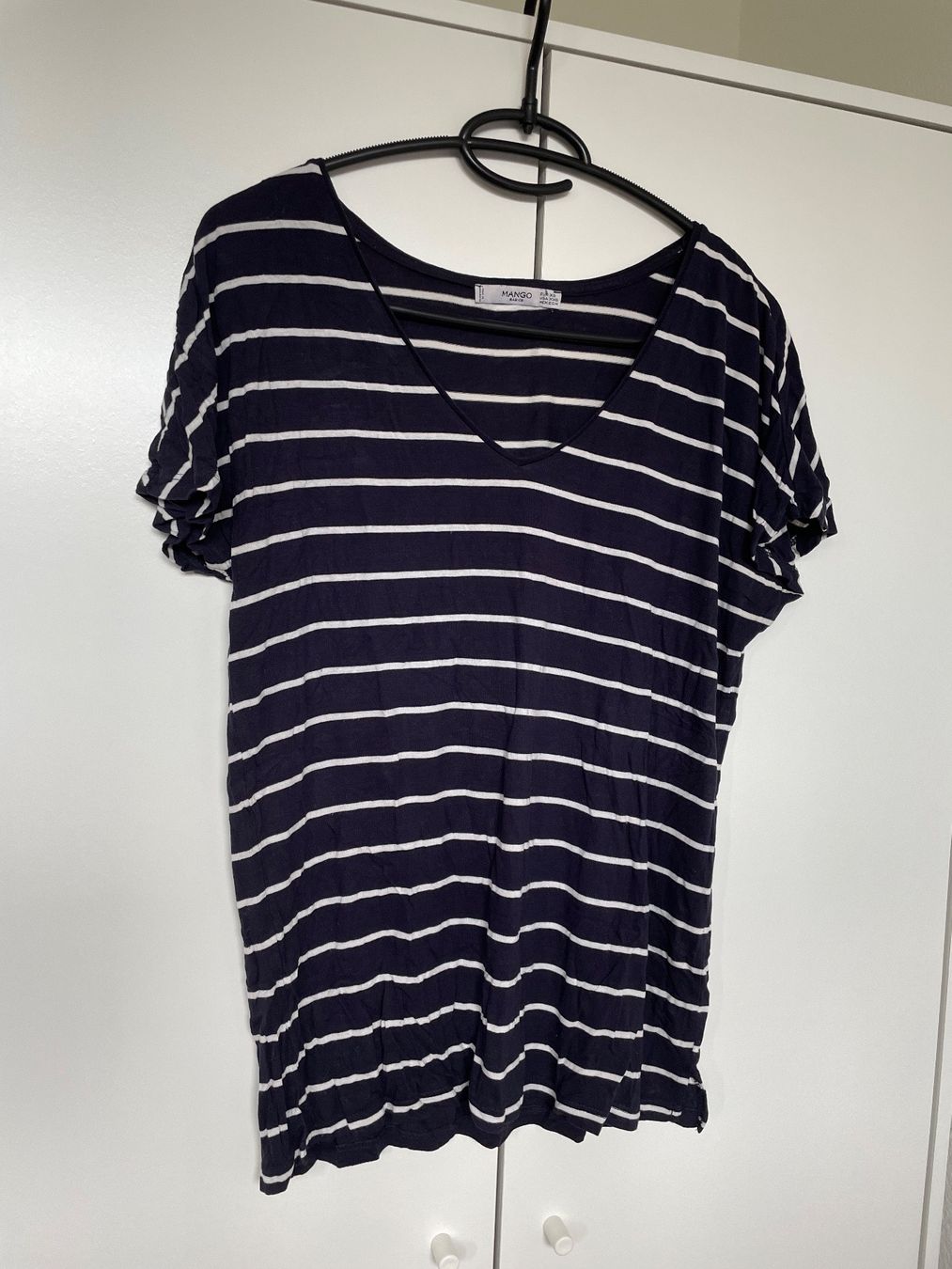 Mango T-shirt: T-shirt Mango – Usato da Basel venduto da Robyn20 2