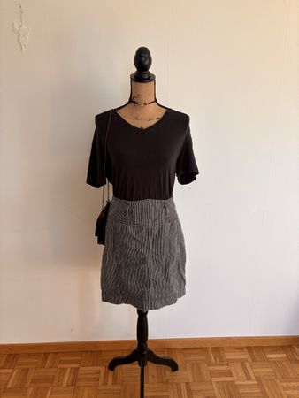Schlichtes schwarzes T-Shirt, V-Ausschnitt, Grösse M