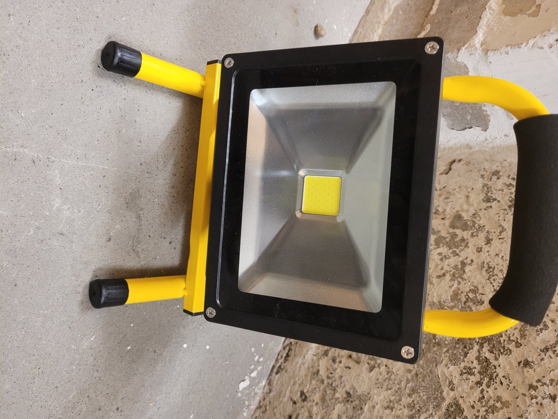 Fari: 30W LED Scheinwerfer mit Akku – Usato da Zürich venduto da Elektro-Material