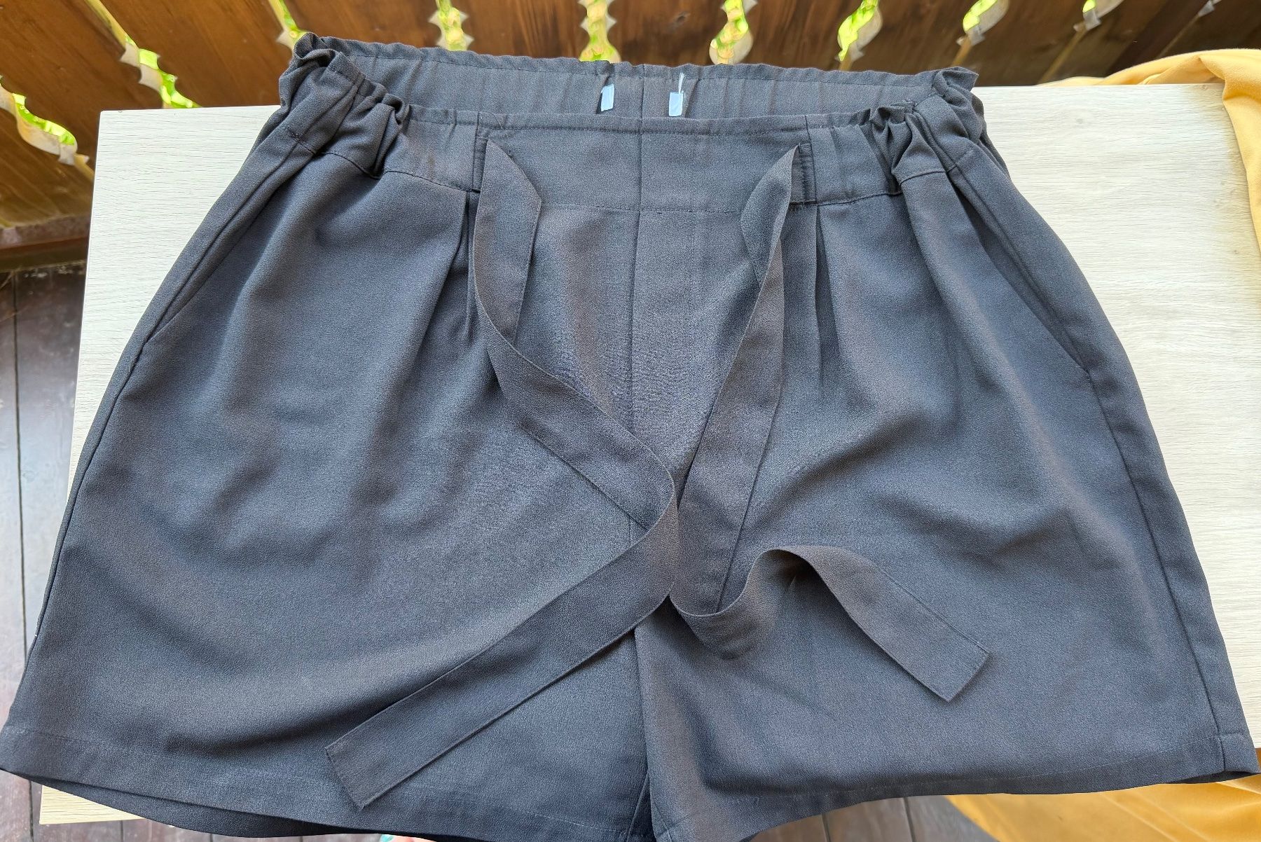 Pantaloni: Shorts schwarz mit Gürtel / Gr.40 – Usato da Zermatt venduto da cacador