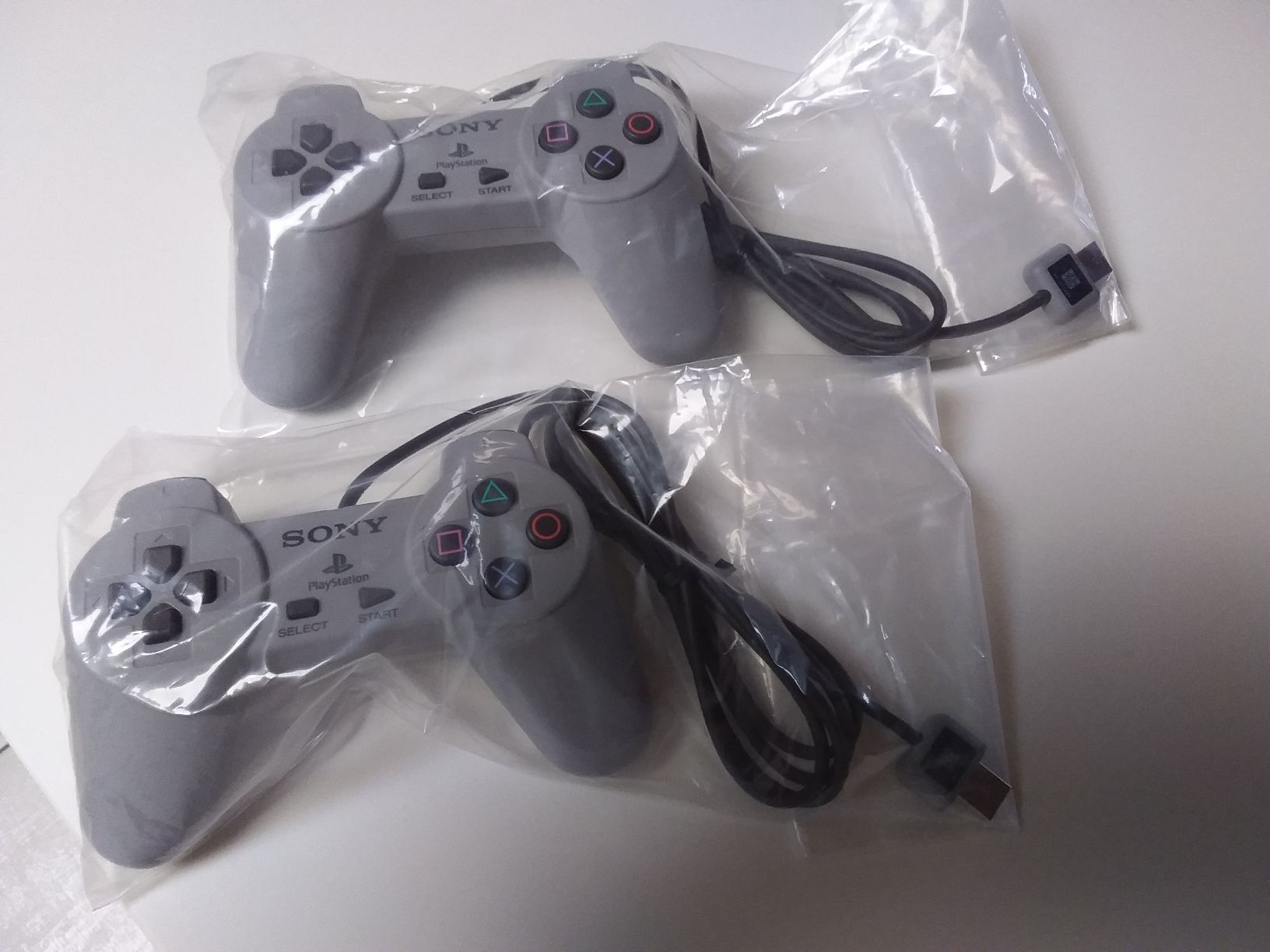 Sony Manettes: 2x Original Sony Playstation Classic Controller  – D'occasion à Ligornetto par Gurzo 1