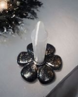 Portacandele a forma di fiore nero con dettagli dorati