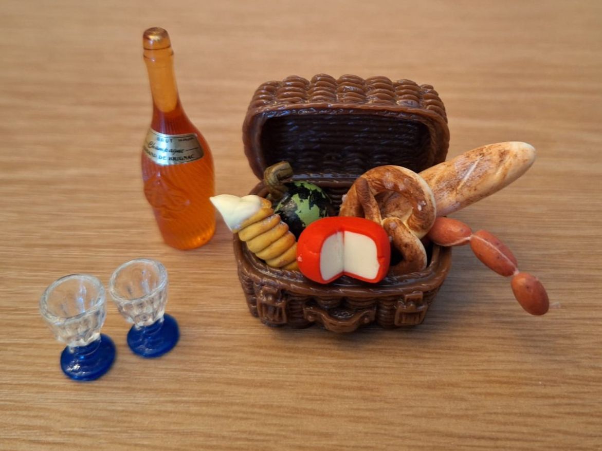 Case e mobili per bambole: Picknickkorb  mit Handmade Essen befüllt – Nuovo (secondo la descrizione) da Zürich venduto da HandmadeTinyFood 4