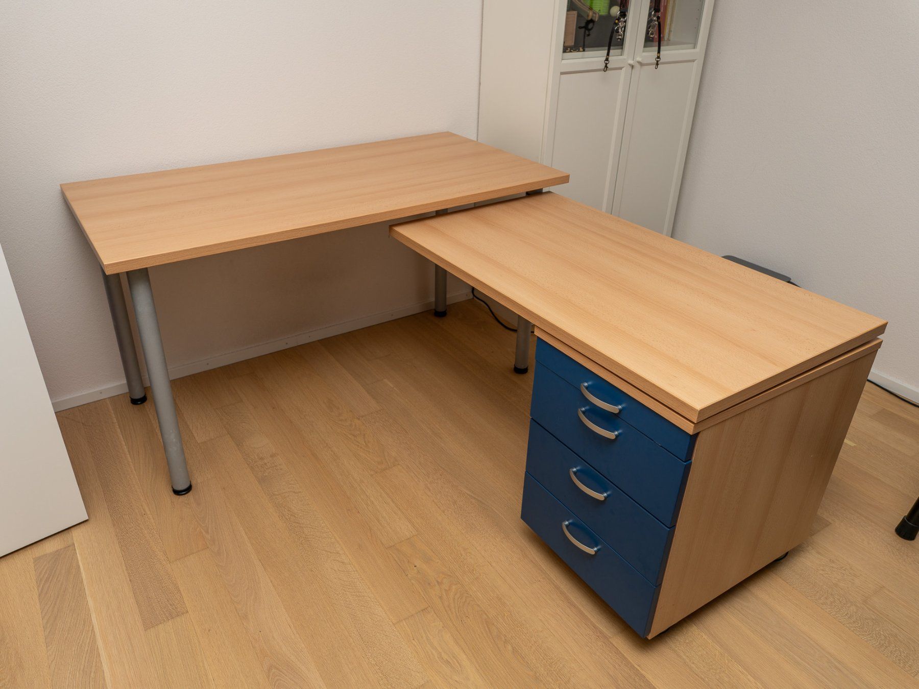 Pfister Scrivanie: Schreibtisch L-Form mit Rollcontainer Buche Optik – Usato da Schaffhausen venduto da Dryzeh