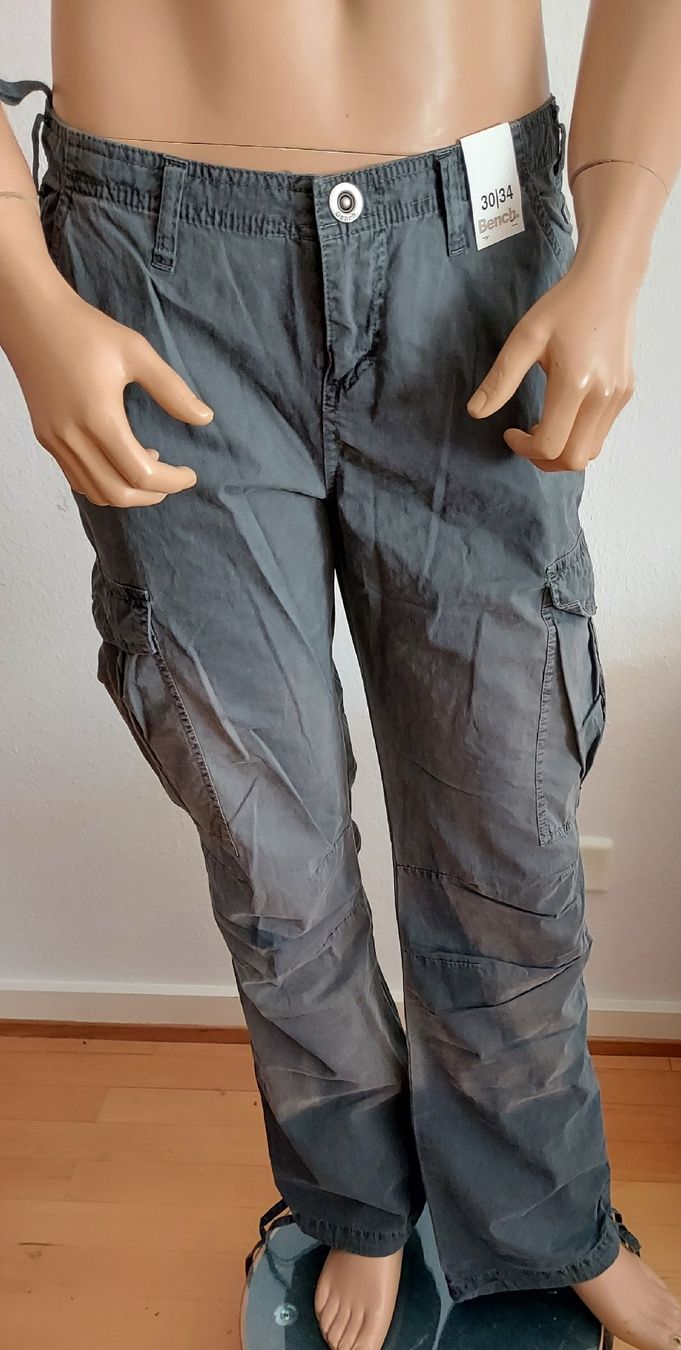 Bench Pantaloni: Neue Bench Herren Cargo Hose, Gr. 30/34, Grau – Nuovo e nell'imballaggio originale da Basel venduto da Mazzo84