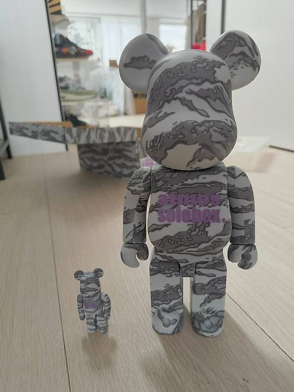 Statuette: Bearbrick x Atmos x Solebox 100% & 400% Set – Usato da Luzern venduto da Pokepas