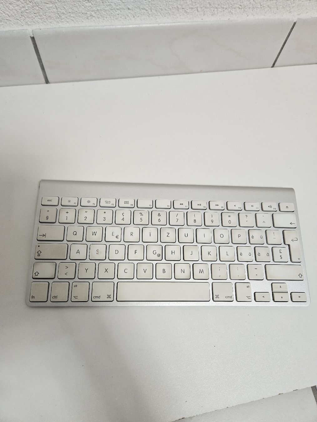 Apple Claviers: Apple Wireless Keyboard A1314 Schweizer Tastaturlayout – D'occasion à Schlieren par Bestleo