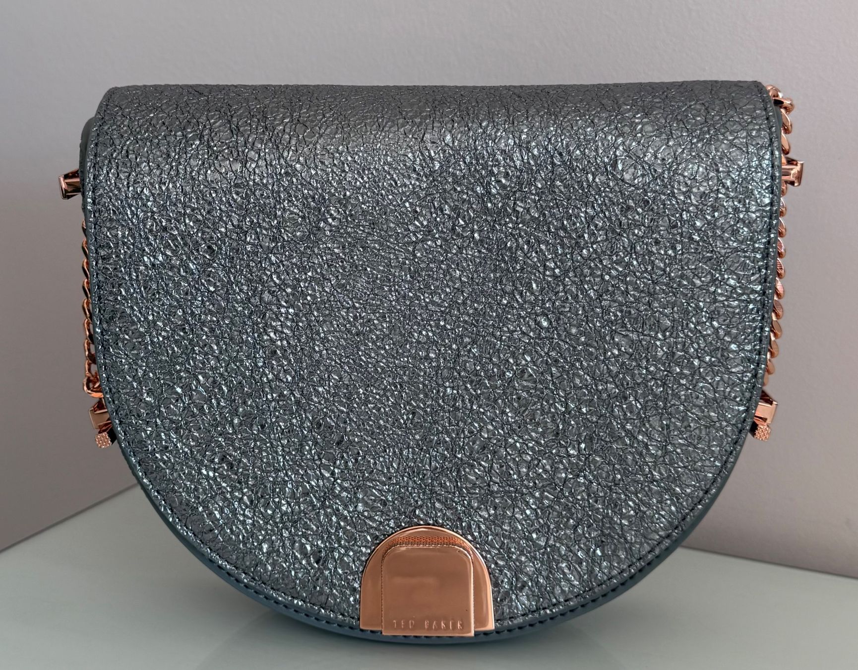 Ted Baker Taschen für Damen: Ted Baker Umhängetasche / glitzer-silber – Gebraucht aus Eichberg von Lolapop18 1
