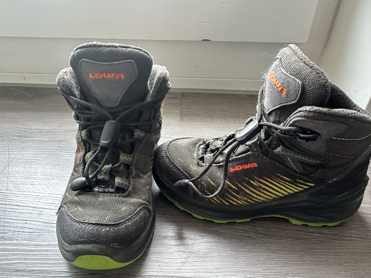 Lowa Scarpe per ragazzi: Lowa Gore-Tex Winter Hiking Boots - Size 27 - – Usato da Männedorf venduto da Meganbdn 1