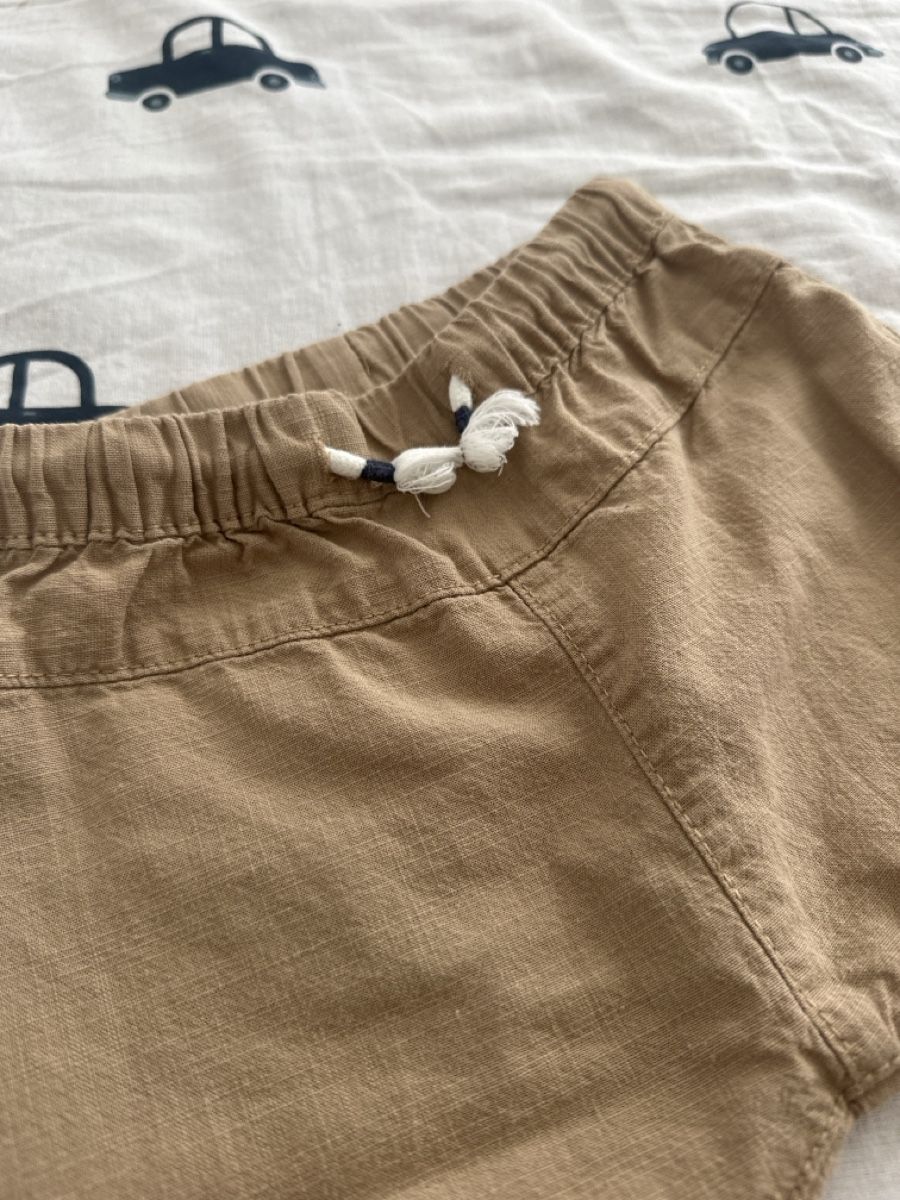 H&M Pantaloni: H&M Kinderhose basic sandfarben-Größe 6-9 Monate – Usato da St. Gallen venduto da adr_l9jg 1